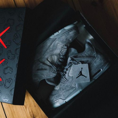 AIR JORDAN 4 RETRO X KAWS 'COOL GREY'