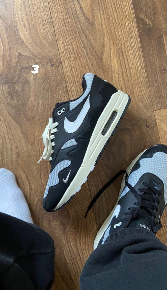 NIKE AIRMAX PATTA BLACK AND WHITE