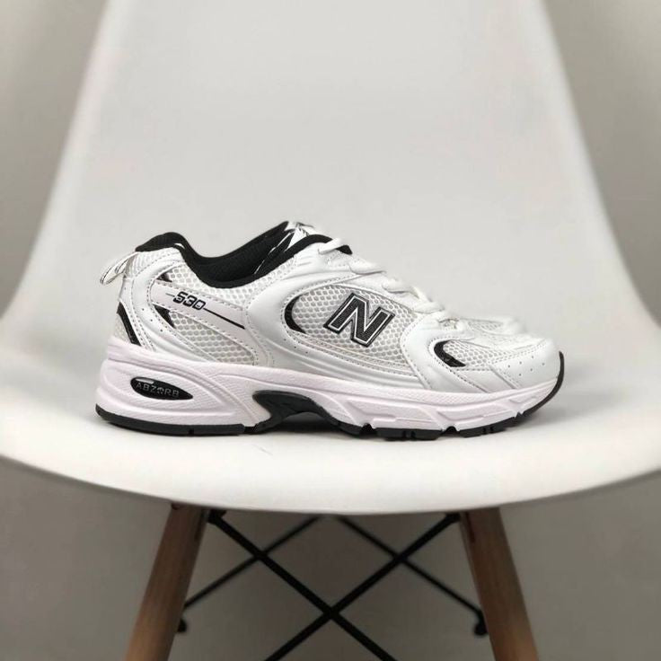 NEW BALANCE 530 BLACK AND WHITE