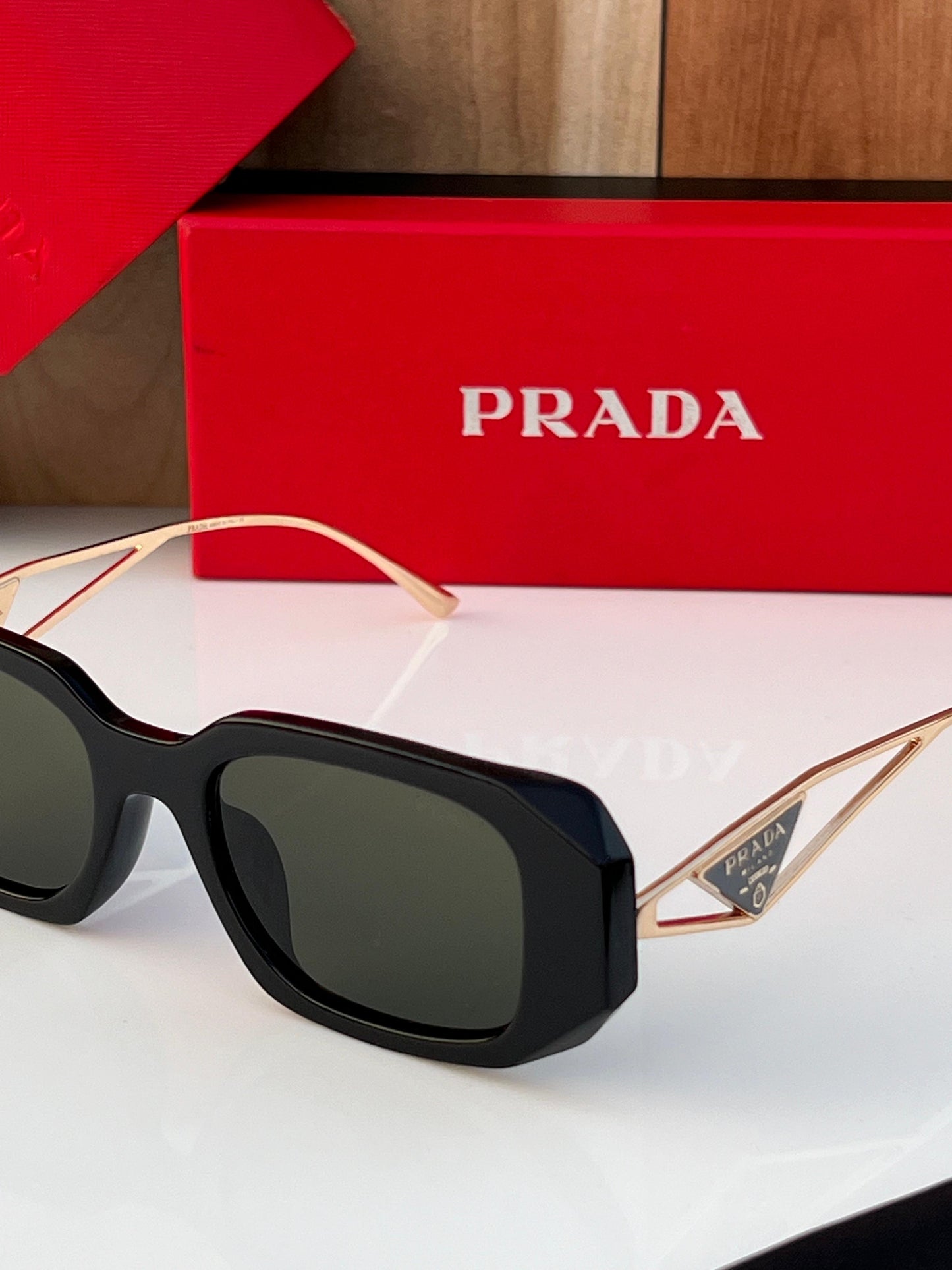 PRADA PREMIUM SUNGLASS