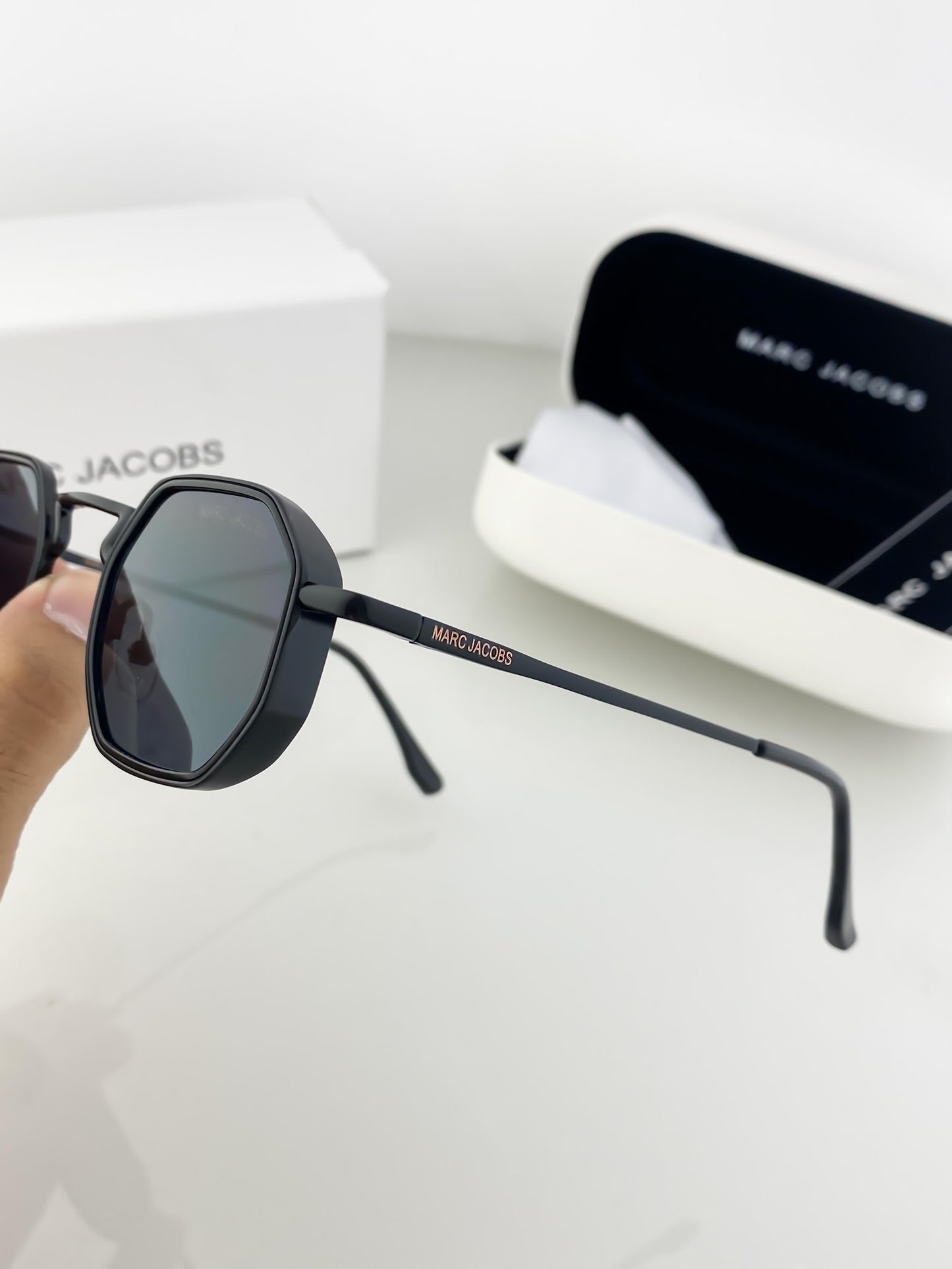 MARC JACOB CHARCOAL BLACK 506
