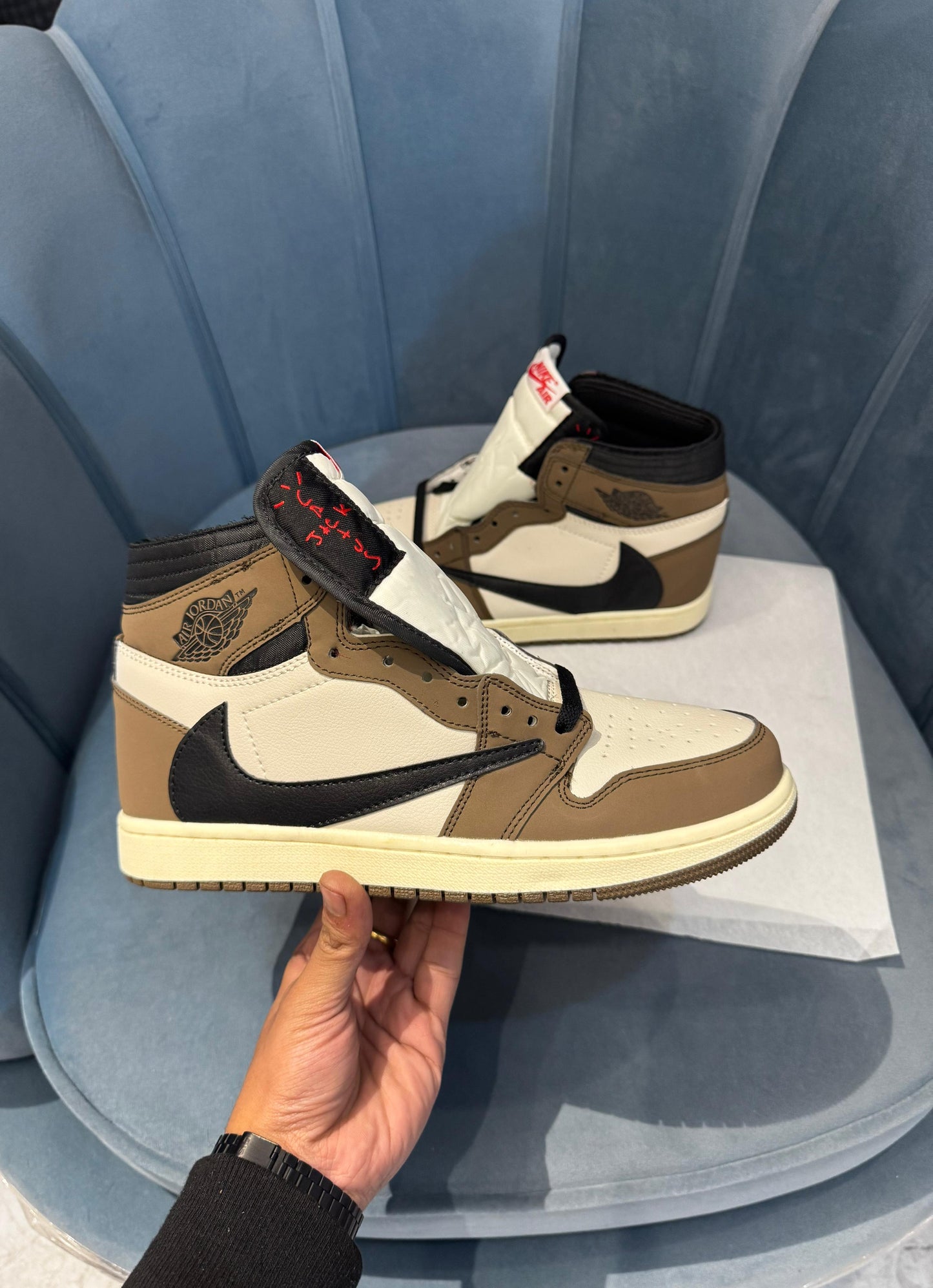 TRAVIS SCOTT X AIR JORDAN RETRO 1 HIGH MOCHA