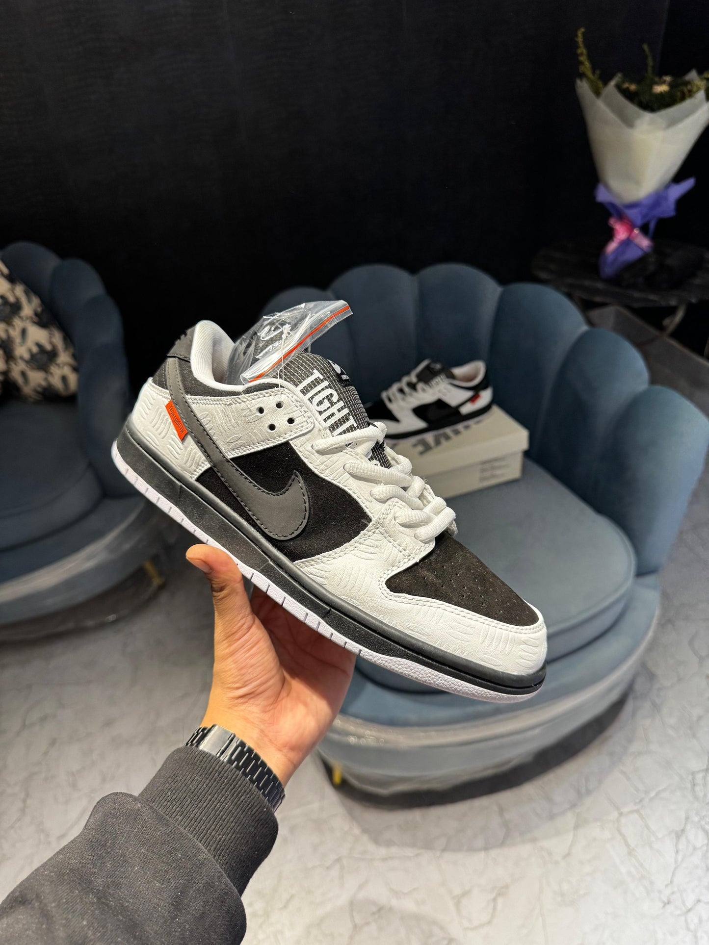 NIKE SB DUNK LOW TIGHTBOOTH