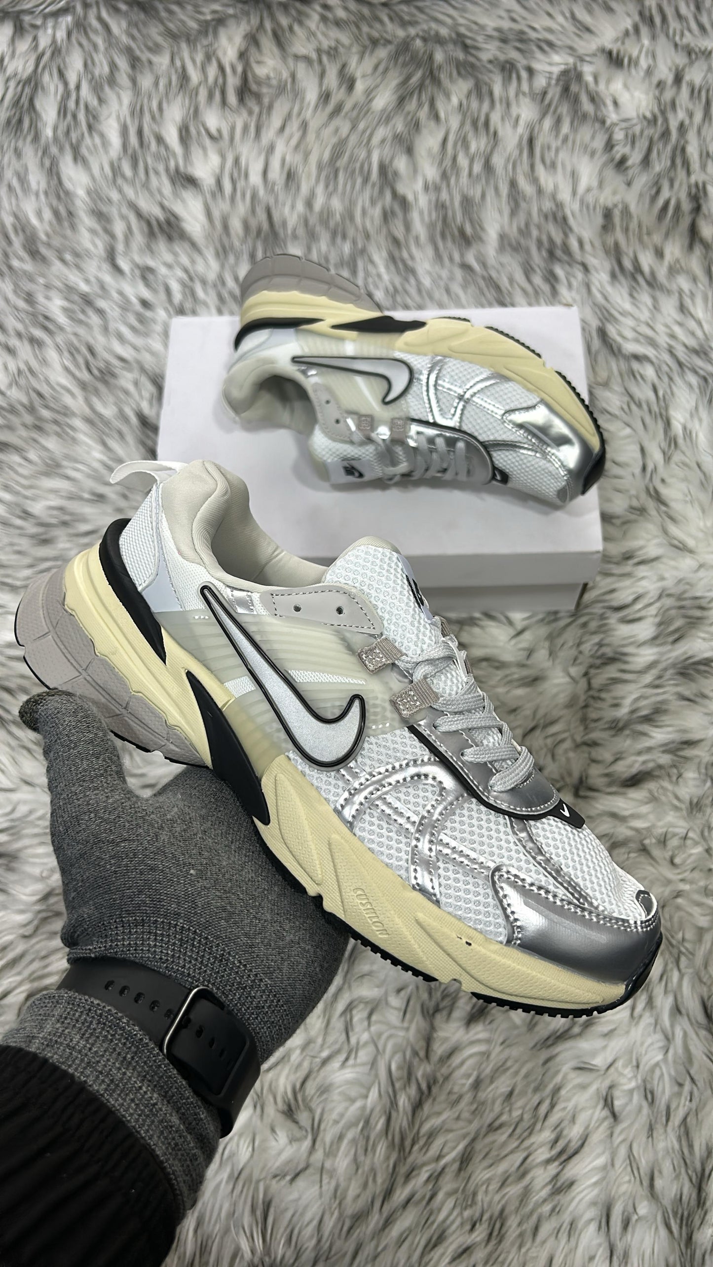 NIKE V2K RUN SILVER METALLIC