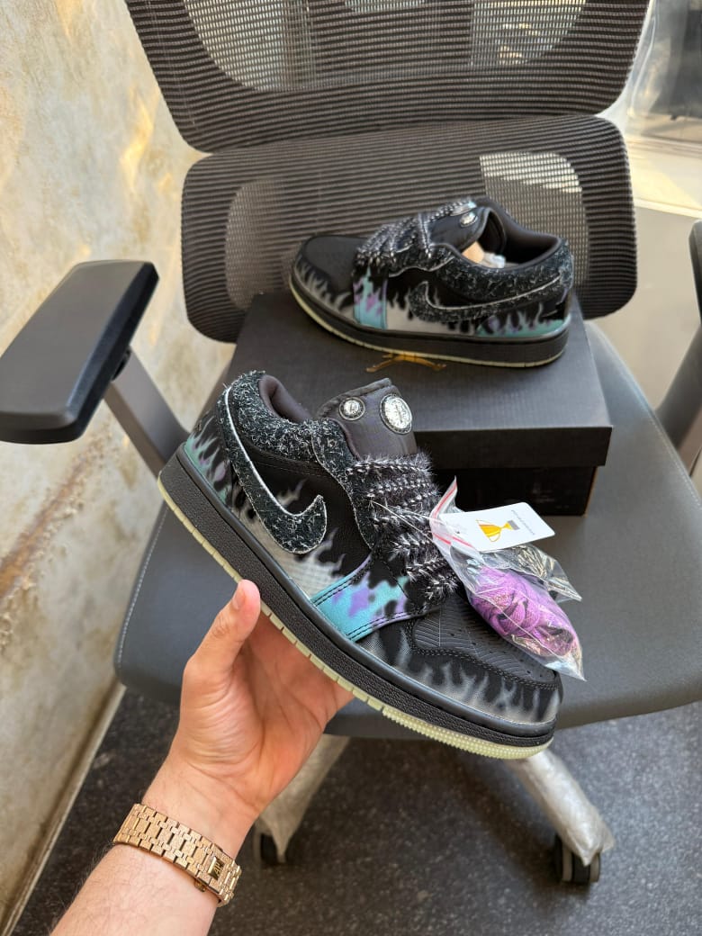 AIR JORDAN 1 LOW HALLOWEEN BLACK CAT