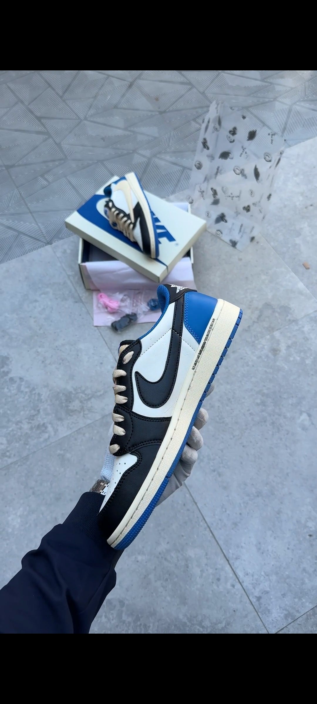 JORDAN 1 LOW FRAGMENT DESIGN X TRAVIS SCOTT U.A