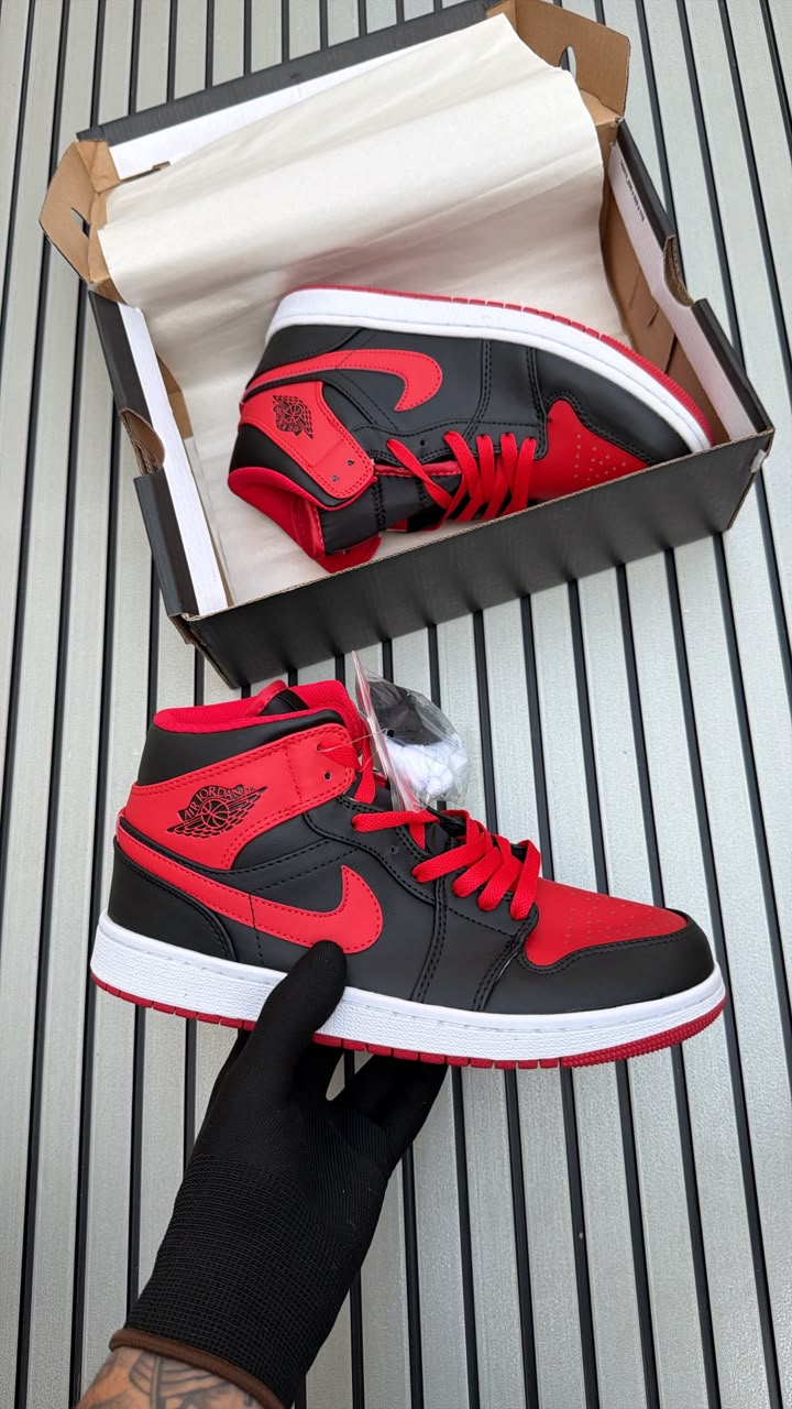 NIKE AIR JORDAN ONE