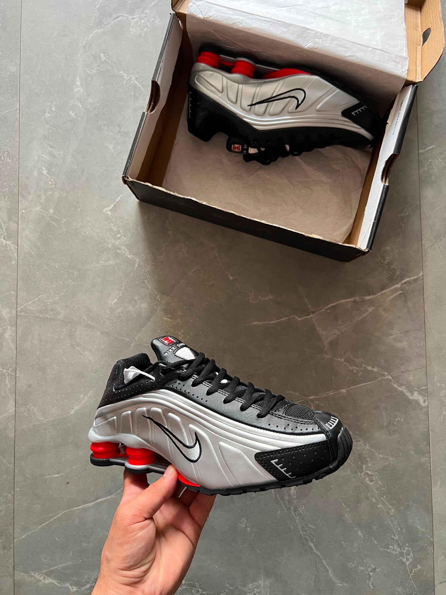 NIKE SHOX R4