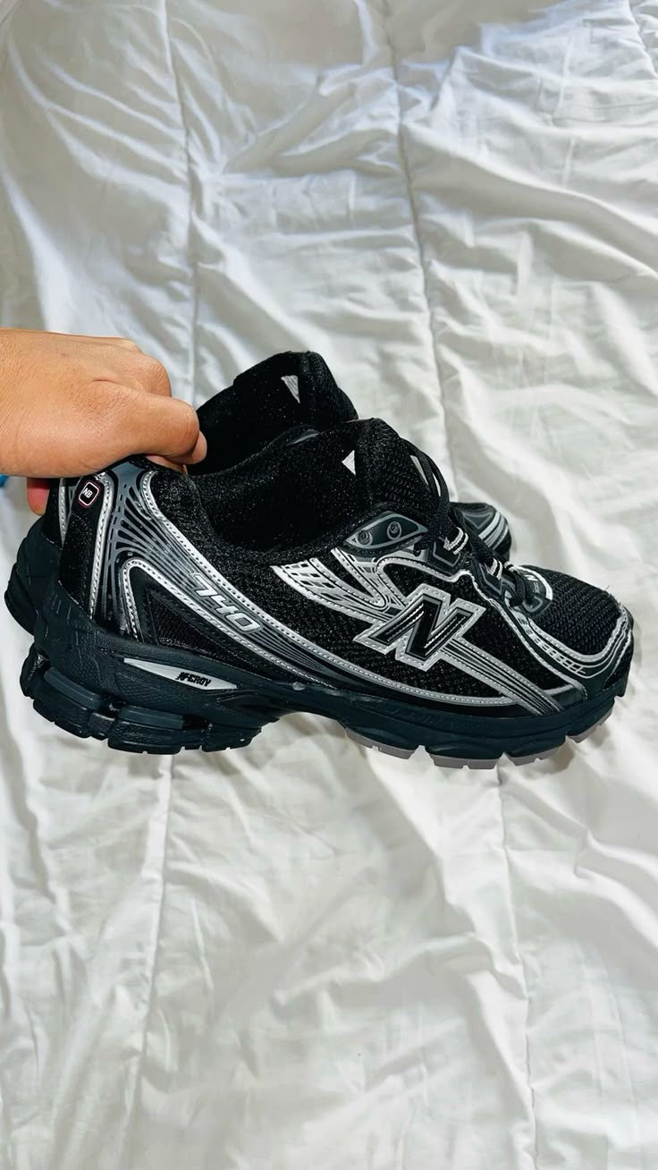 NEW BALANCE 740 BLACK AND WHITE