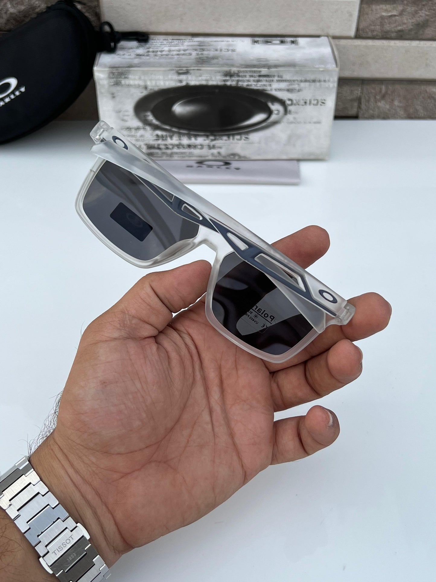 OAKLEY