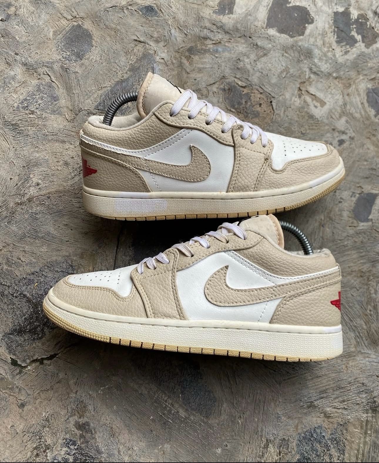 NIKE AIR JORDAN 1 LOW SE SAIL RATTAN UNIVERSITY RED