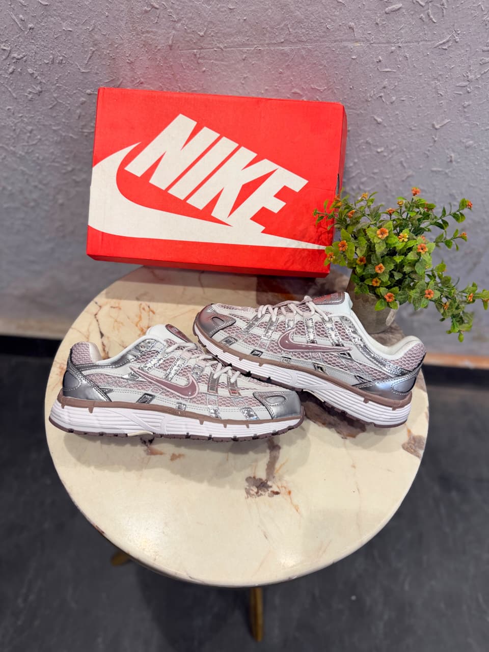 NIKE P 6000 TRAINER METALLIC WINE SWOOSH