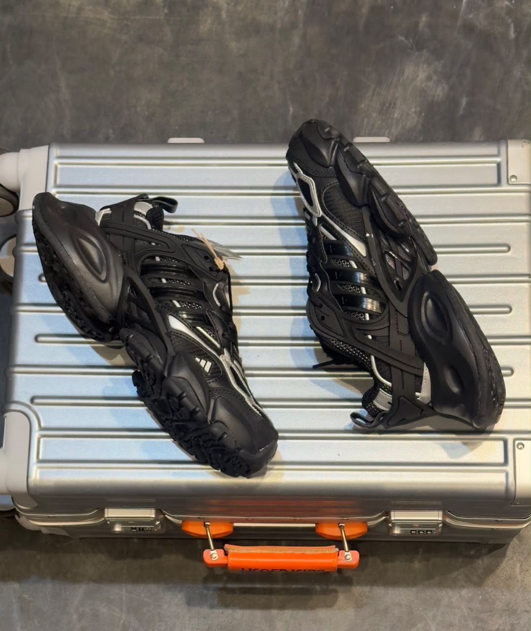 ADIDAS ORIGINALS  RUNNER DELUXE