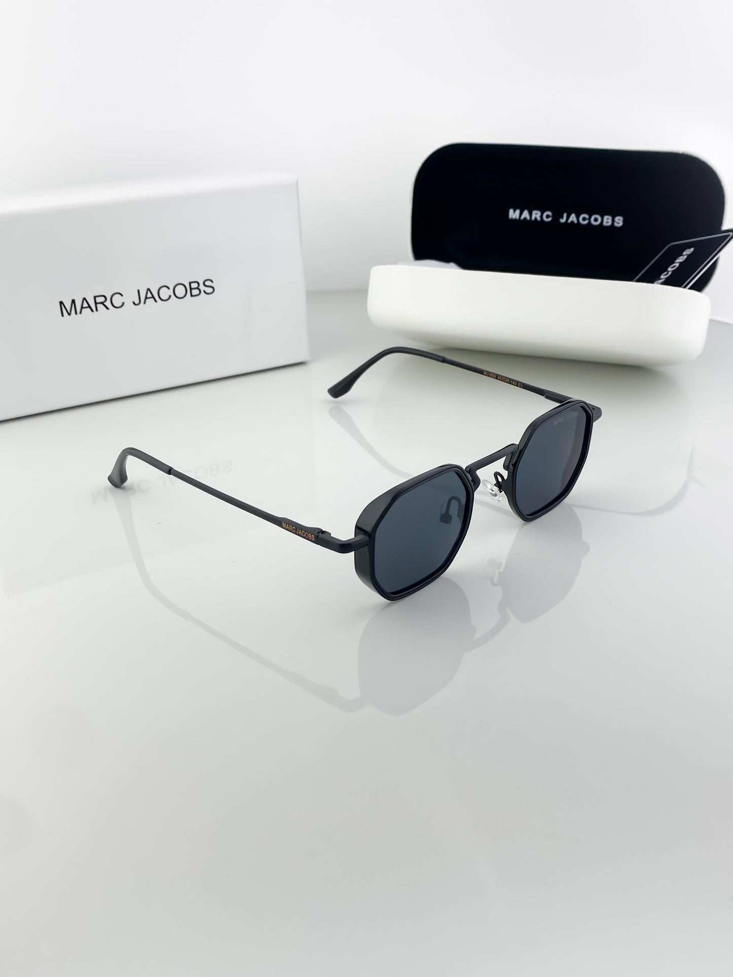 MARC JACOB CHARCOAL BLACK 506