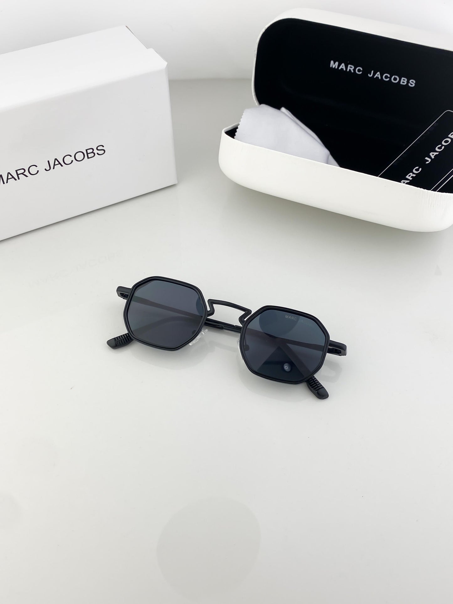MARC JACOB CHARCOAL BLACK 506