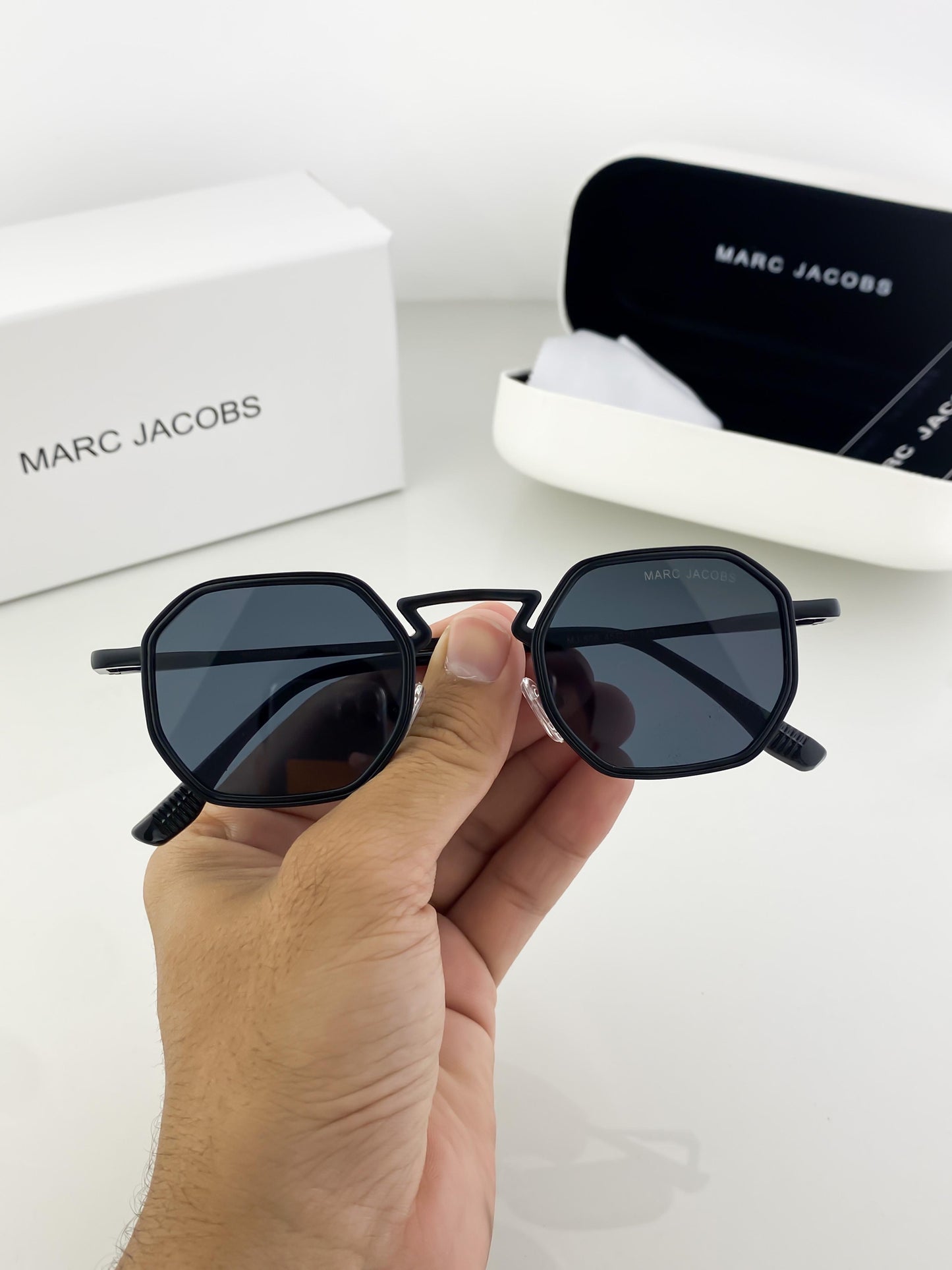 MARC JACOB CHARCOAL BLACK 506
