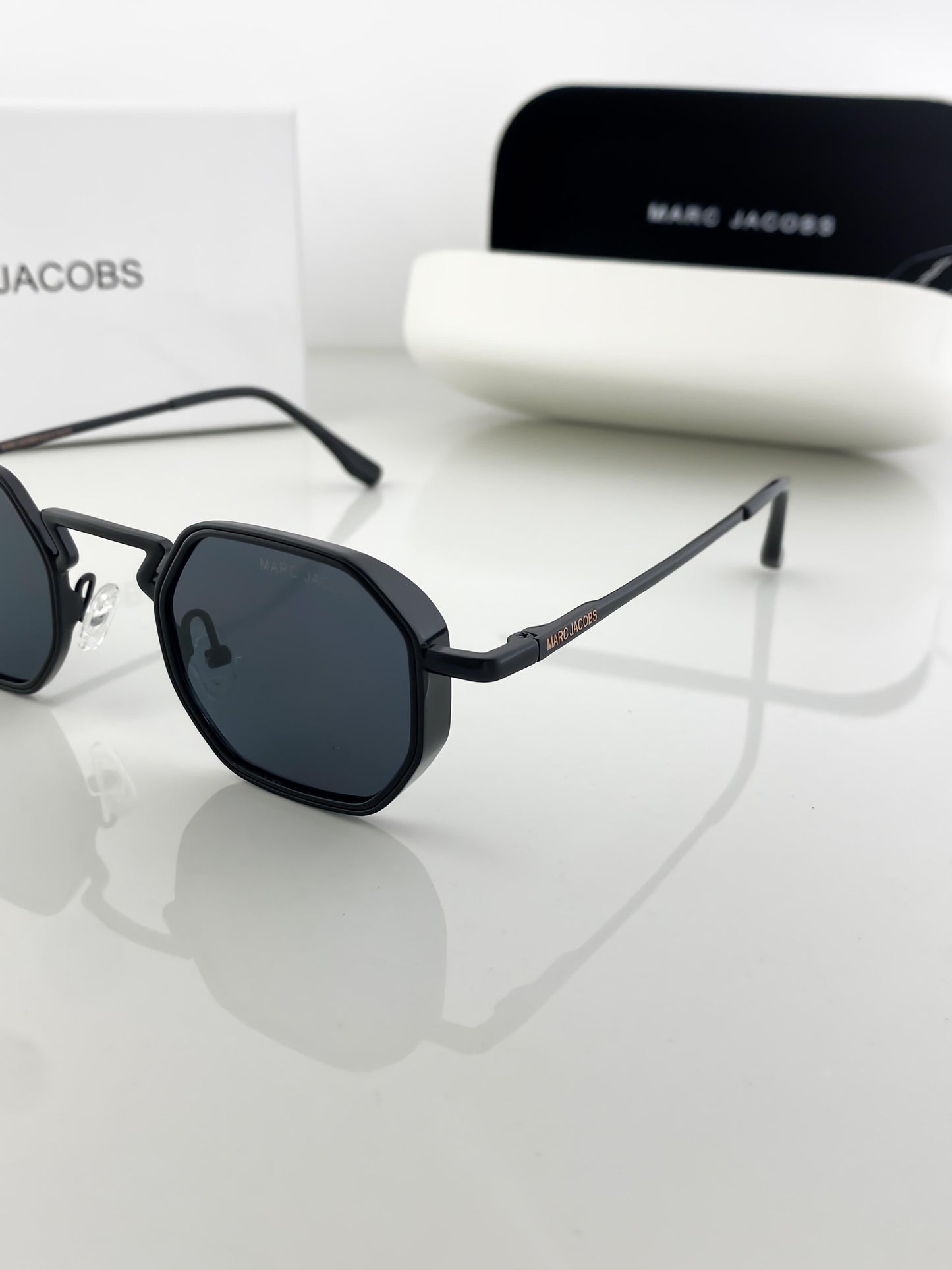 MARC JACOB CHARCOAL BLACK 506