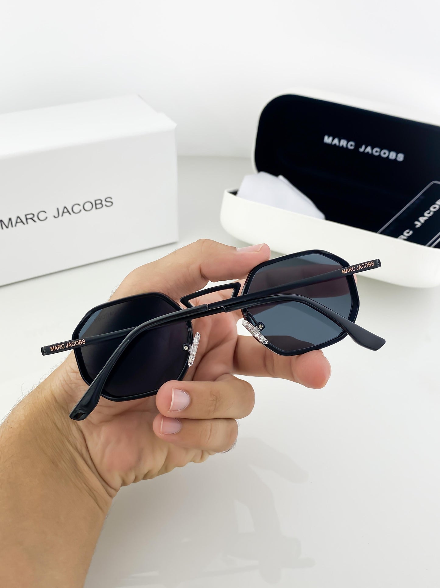 MARC JACOB CHARCOAL BLACK 506