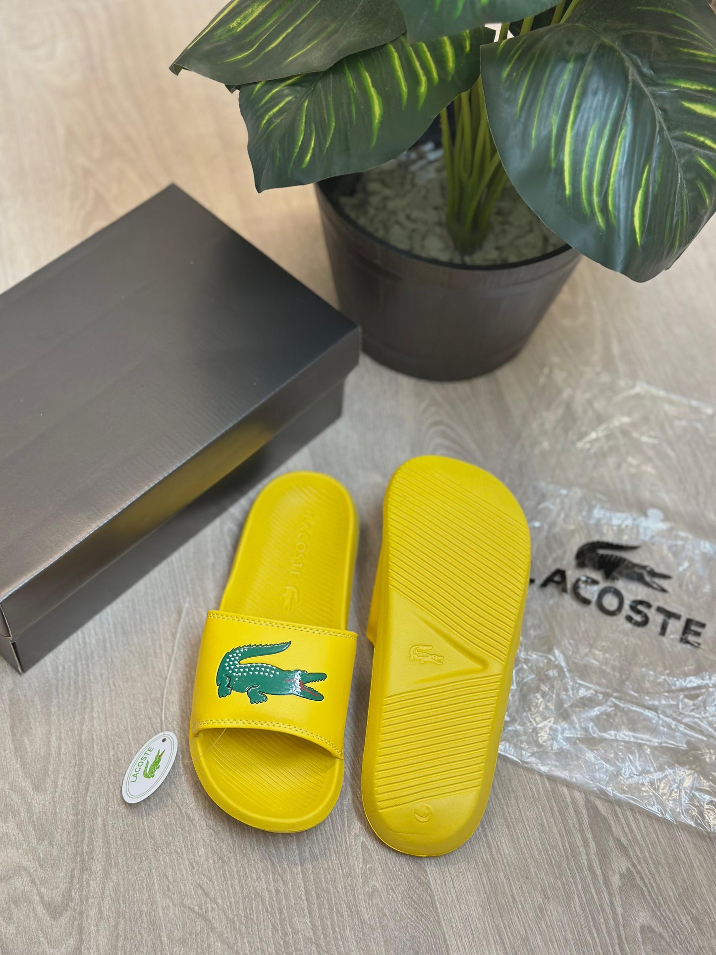 LACOSTE SERVE CROCO SLIDES