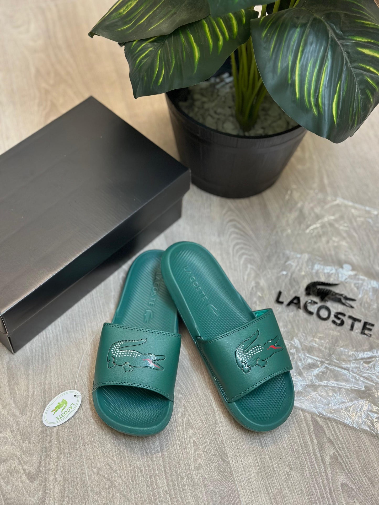 LACOSTE SERVE CROCO SLIDES