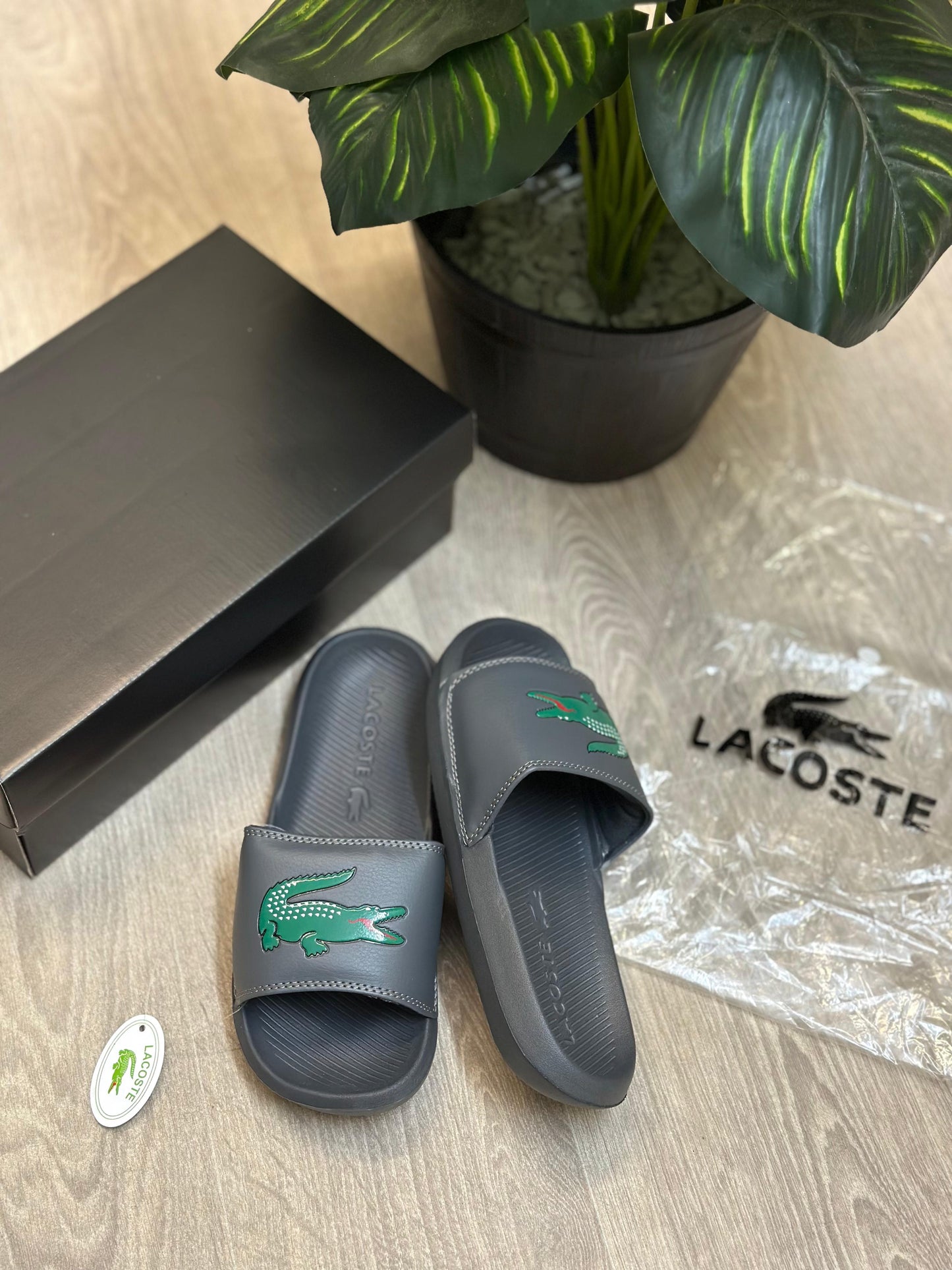 LACOSTE SERVE CROCO SLIDES