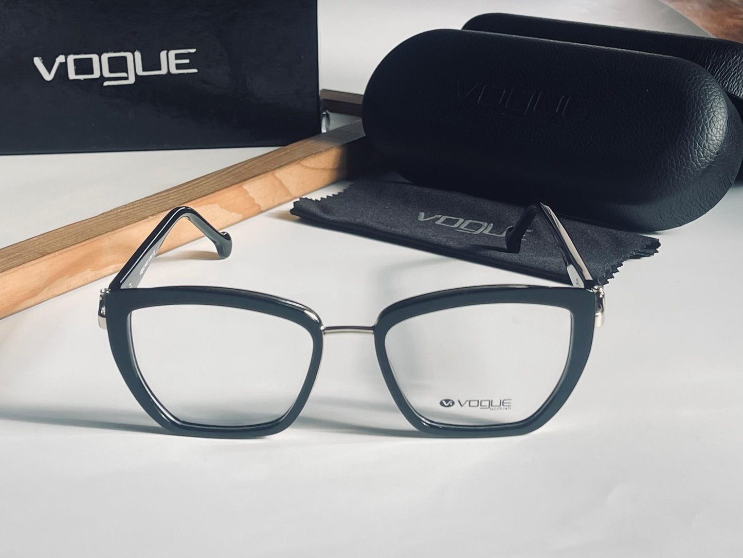 VOGUE TRANSPARENT LENS SUNGLASS