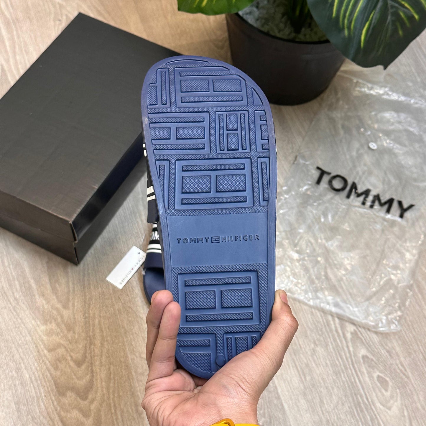 TOMMY HILFIGER SLIDES
