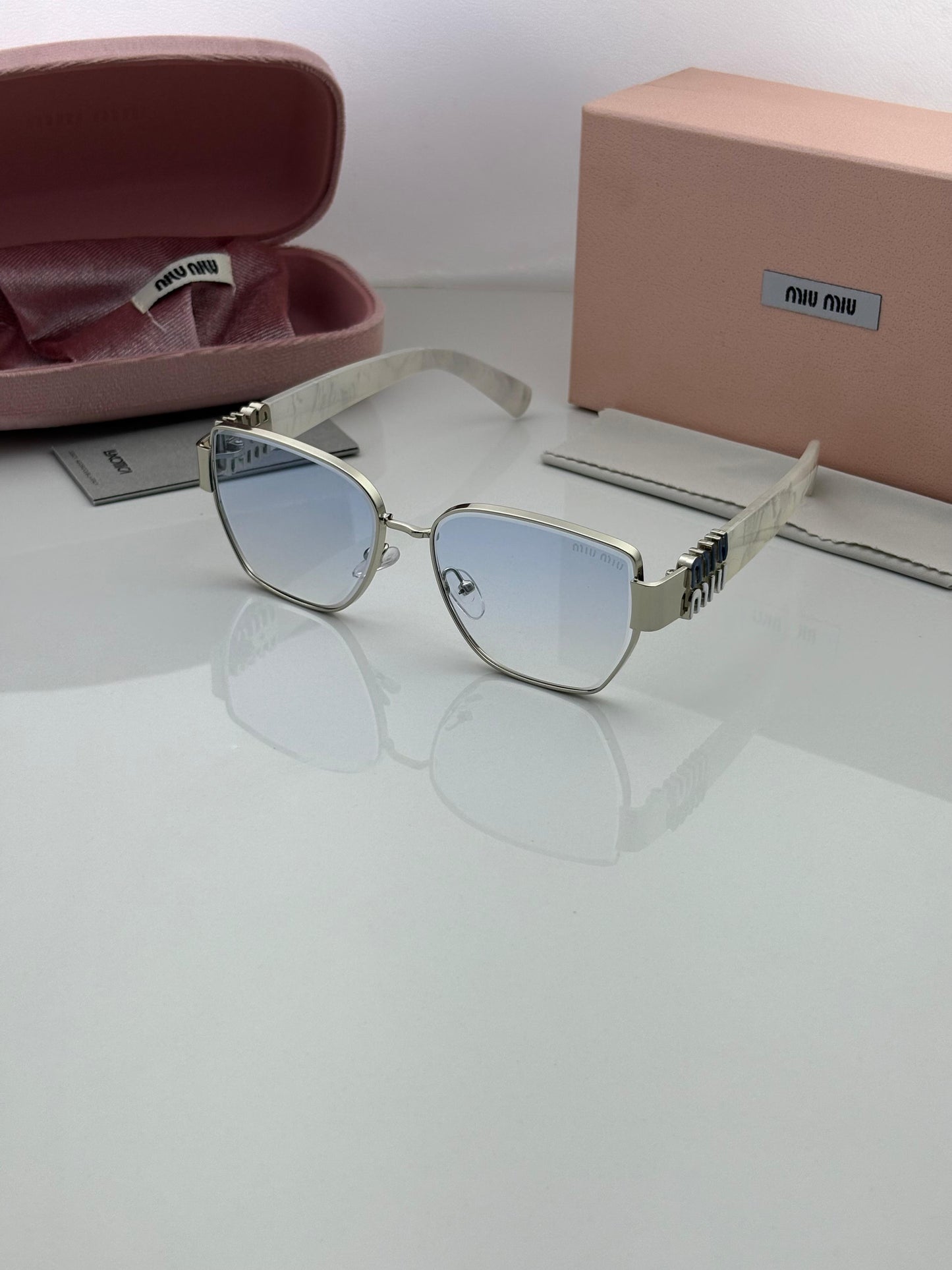 MIU MIU SUNGLASS