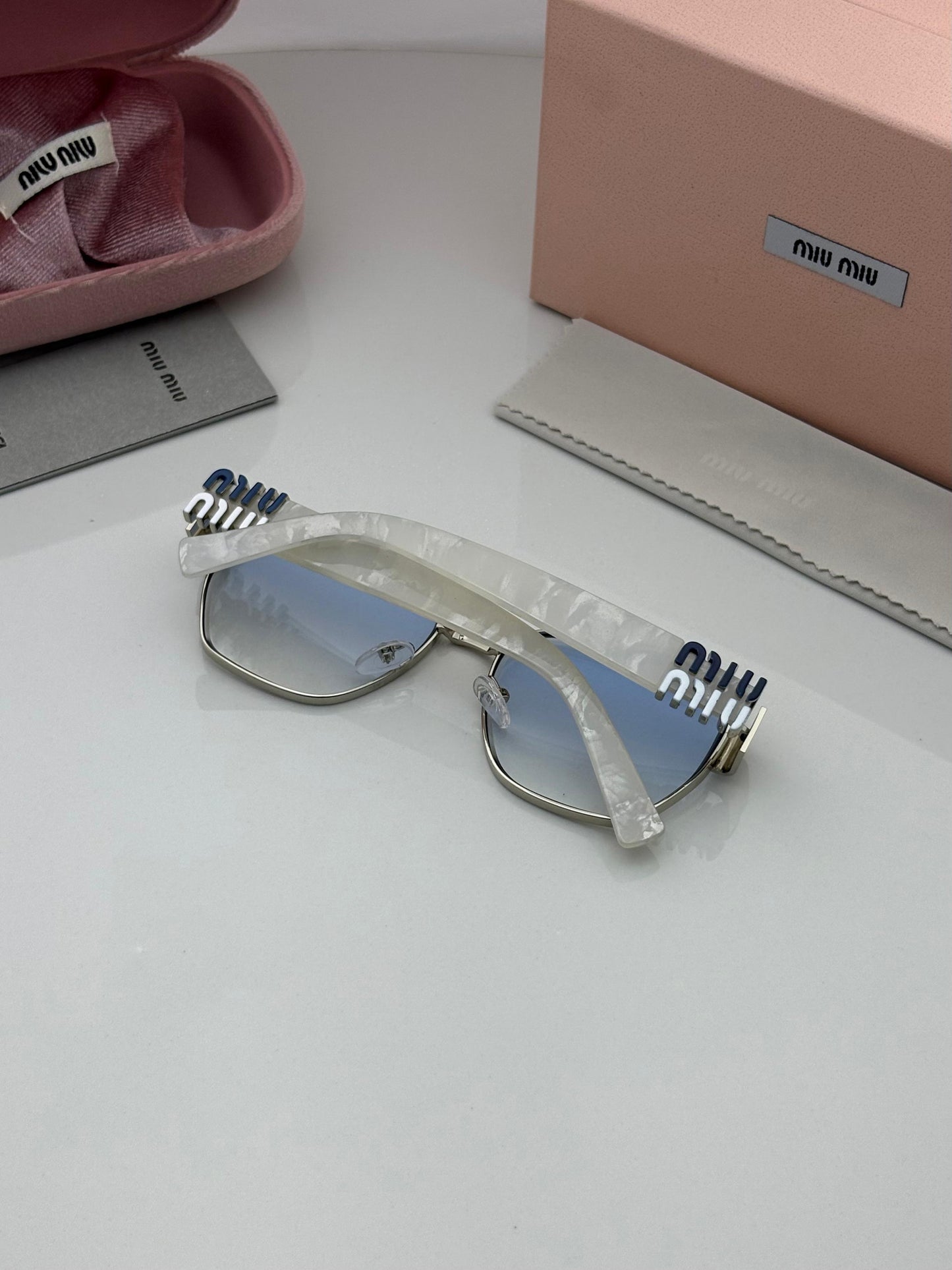 MIU MIU SUNGLASS