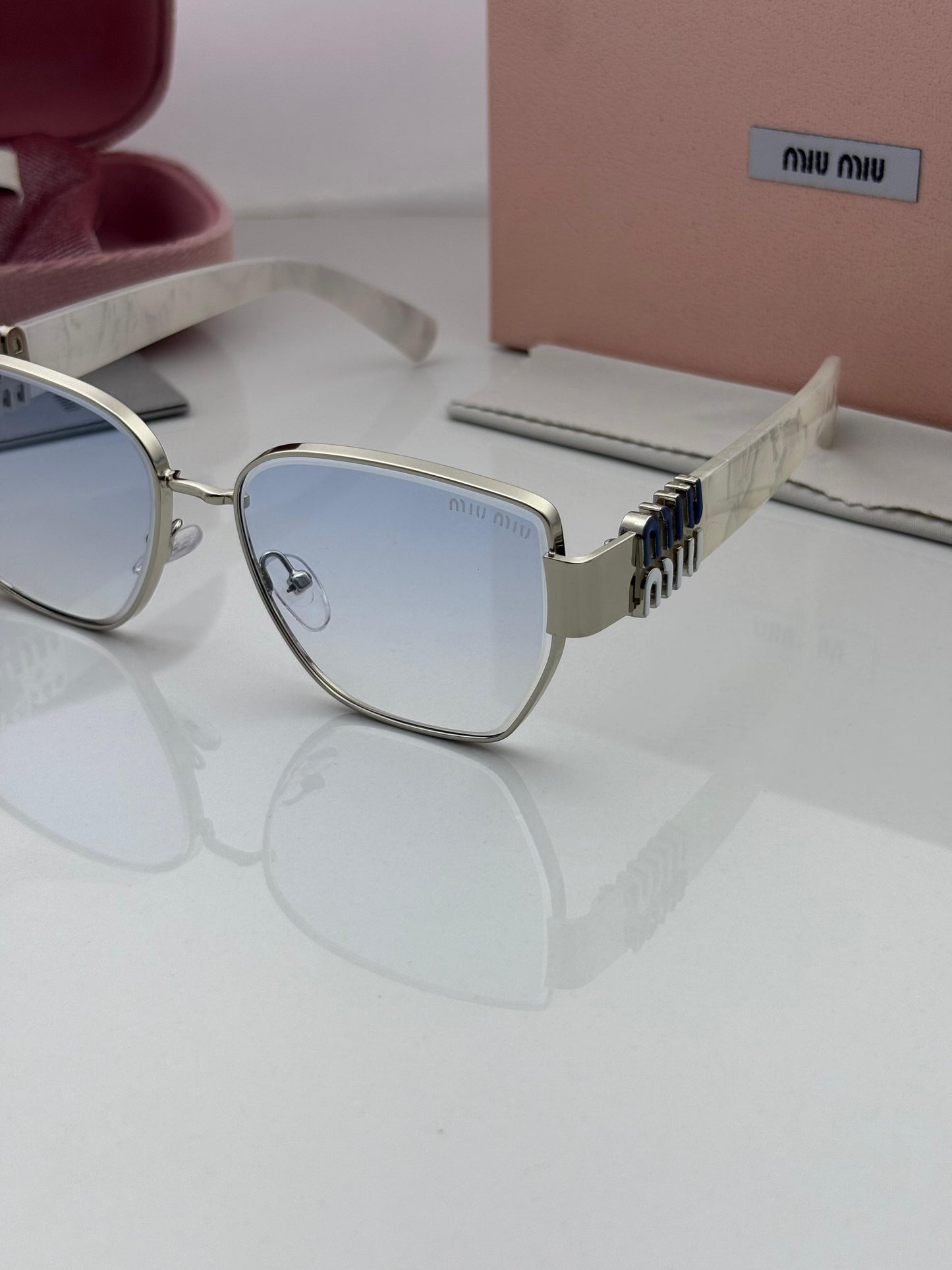 MIU MIU SUNGLASS