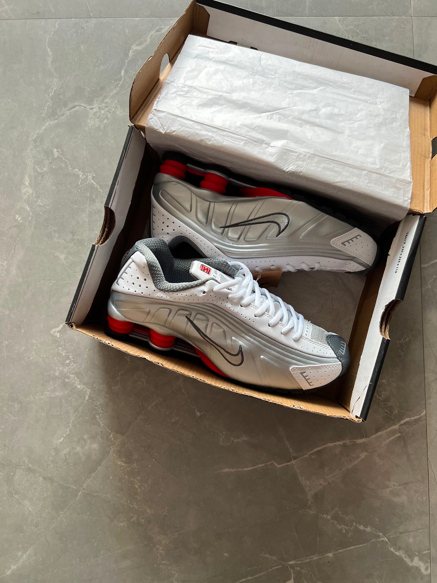 NIKE SHOX R4