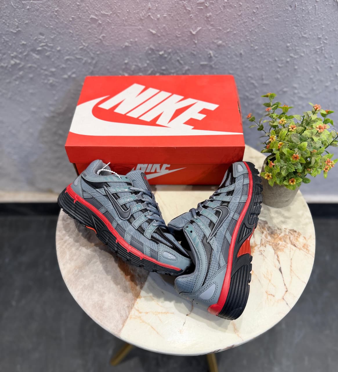 NIKE P 6000 TRAINER GREY RED