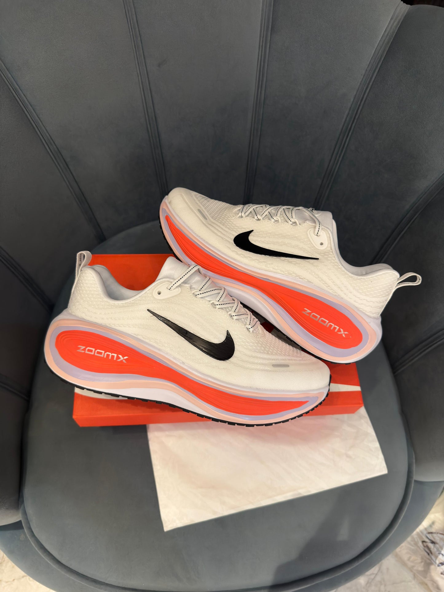 NIKE VOMERO PLUS WHITE BLACK BRIGHT CRIMSON