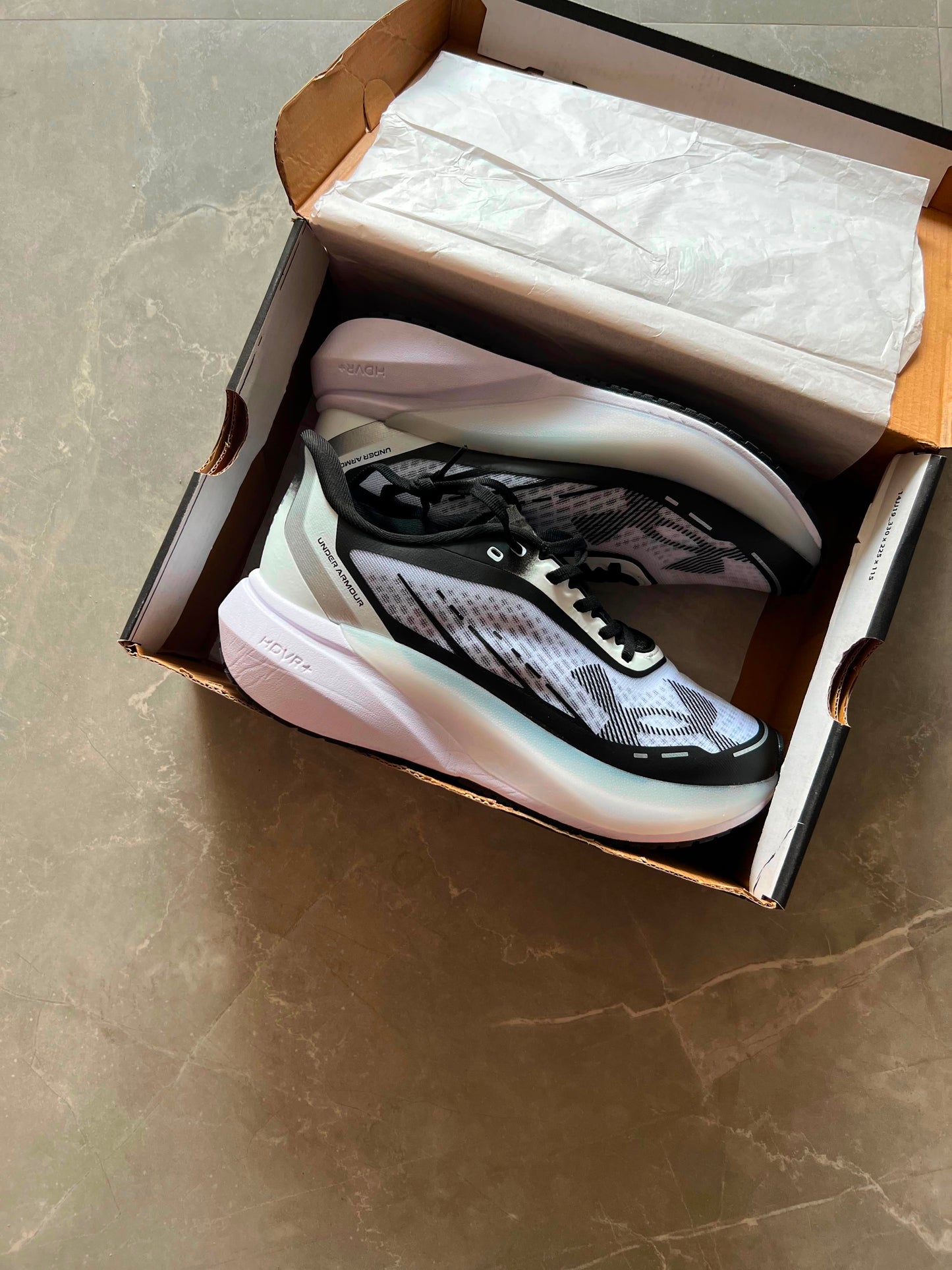 UNDER ARMOUR VELOCITI