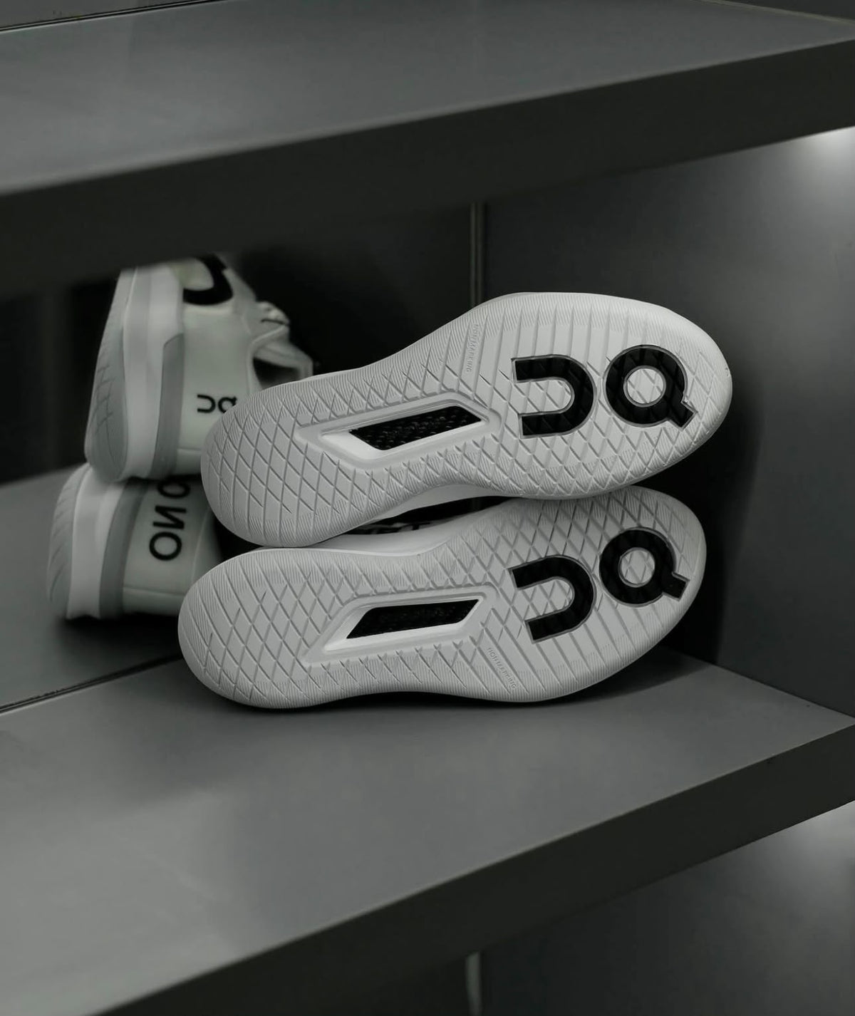 ON RUNNING THE ROGER PRO 3 WHITE GREY