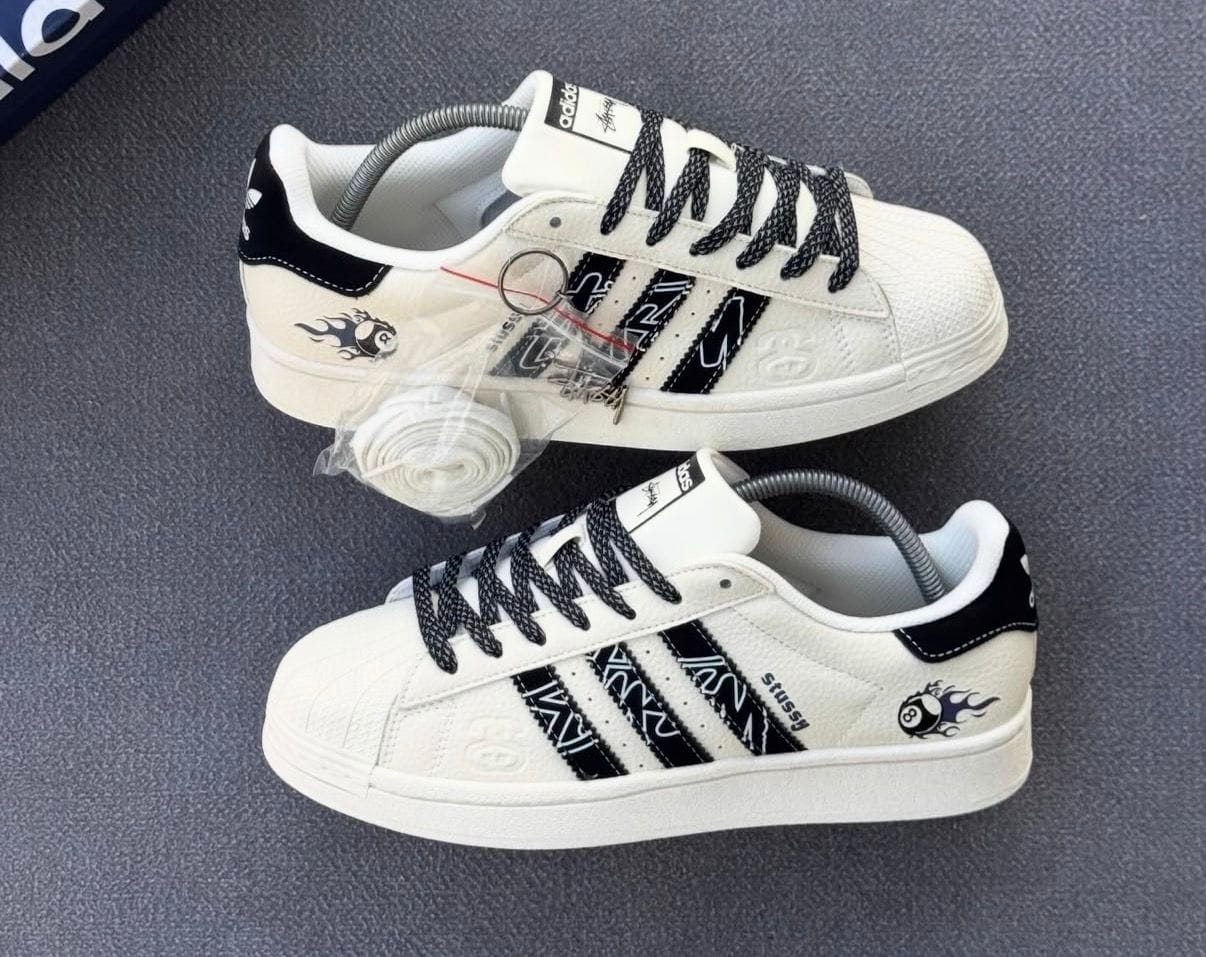 ADIDAS ORIGINALS SUPERSTAR X STUSSY BALL WITH KEYCHAIN