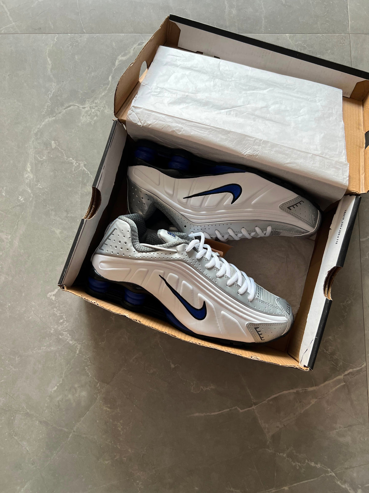 NIKE SHOX R4