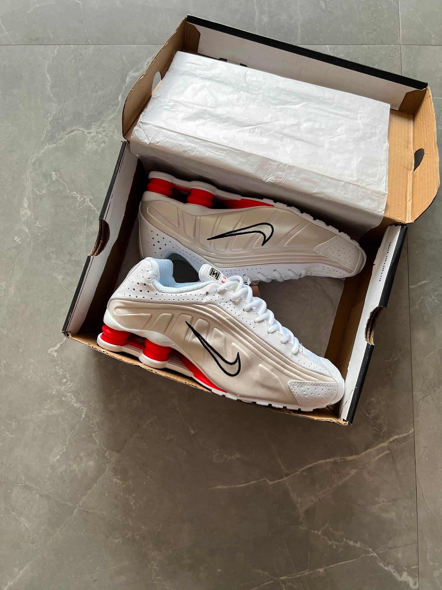 NIKE SHOX R4