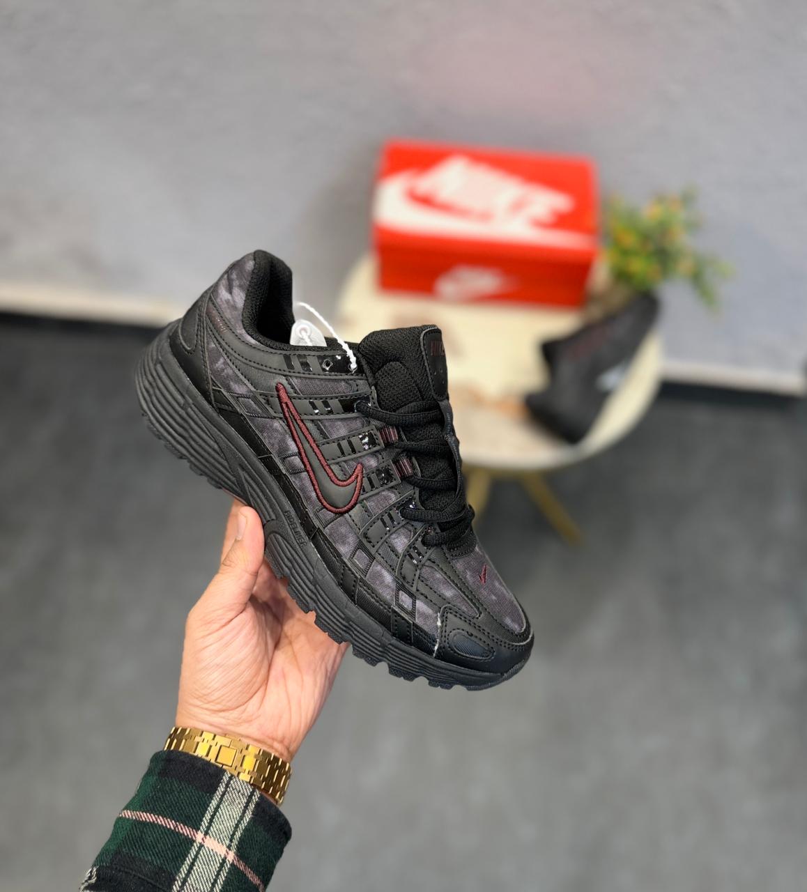 NIKE P 6000 TRAINER BLACK MAROON