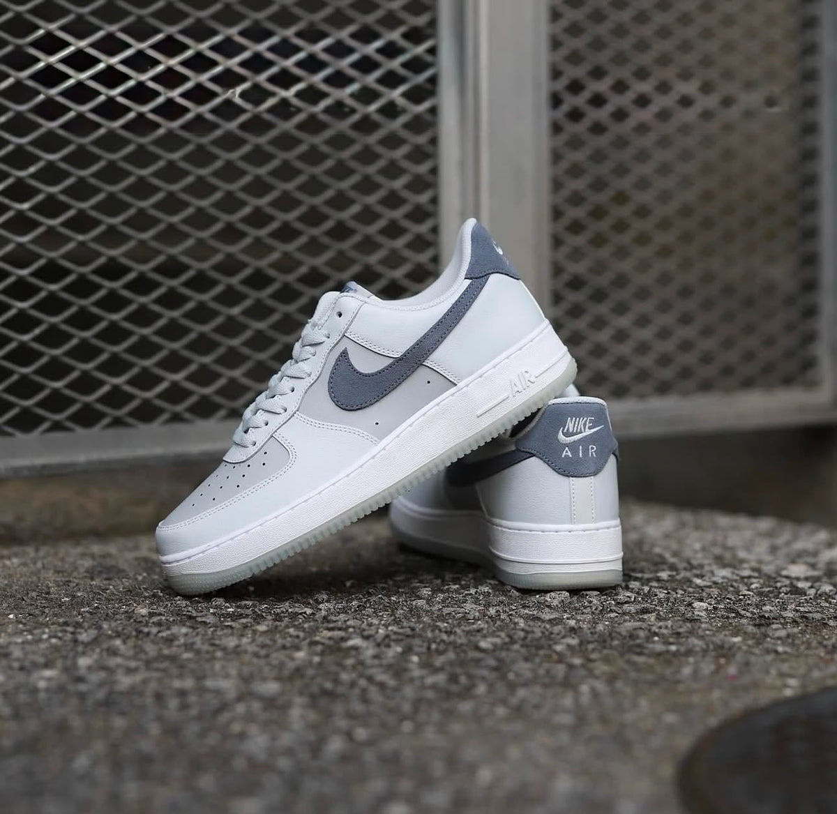 NIKE AIRFORCE 1 LOW LIGHT CARBON PURE PLATINUM