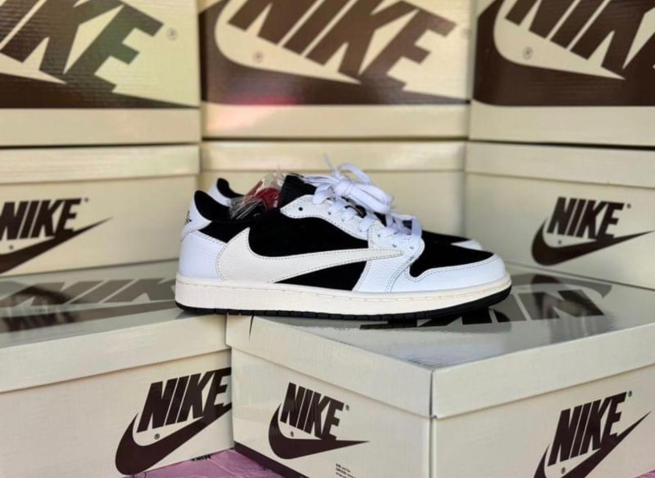 NIKE AIR JORDAN 1 LOW X TRAVIS SCOTT PANDA U.A