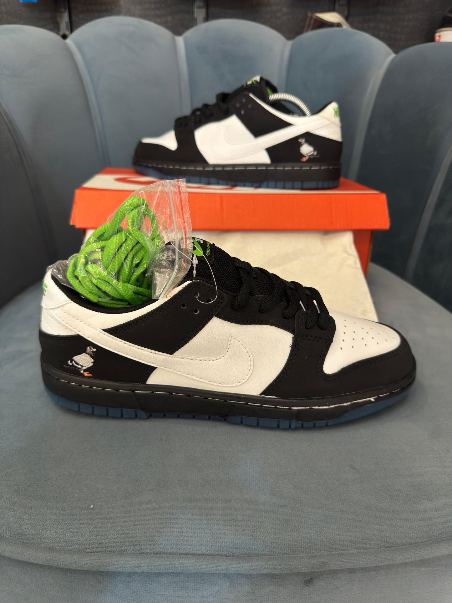 NIKE SB DUNK LOW NYC PIGEON PANDA