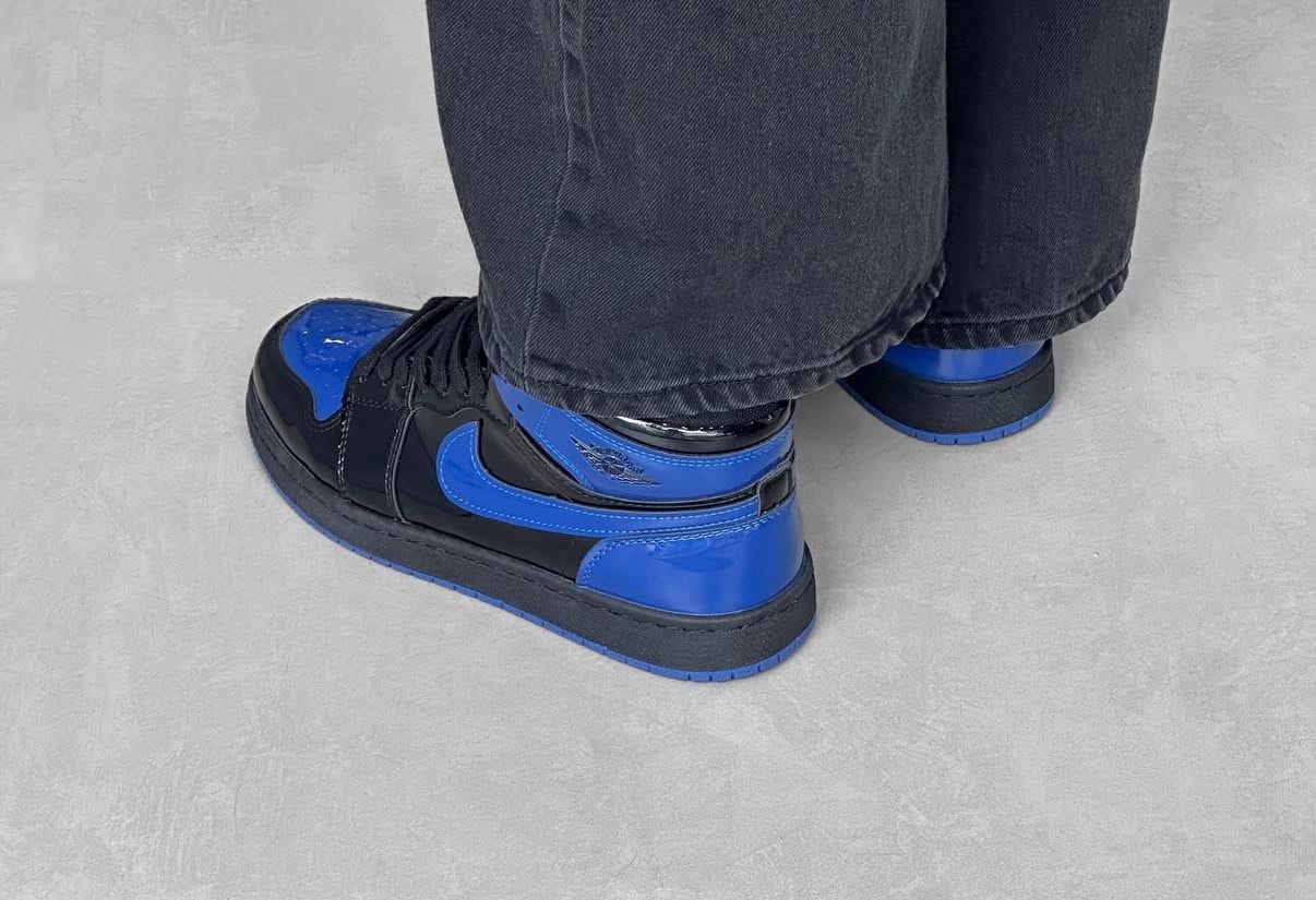 AIR JORDANS RETRO 1 PATENT BLUE BLACK