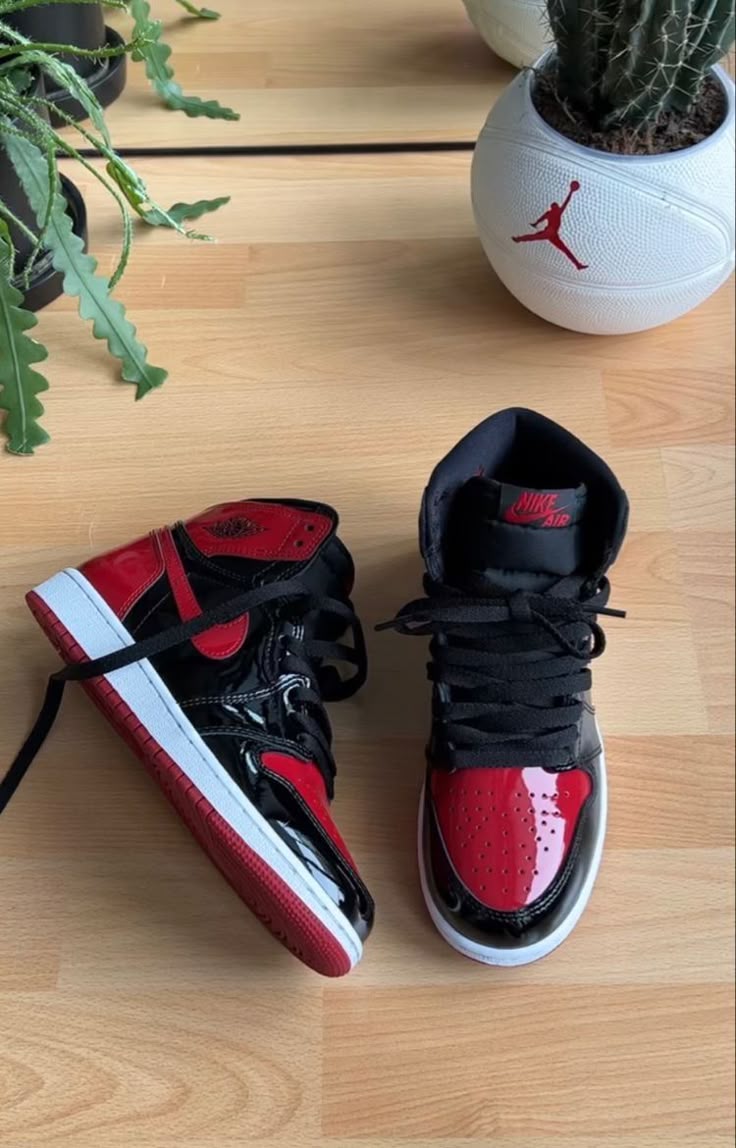 AIR JORDAN 1 HIGH PATENT BRED U.A
