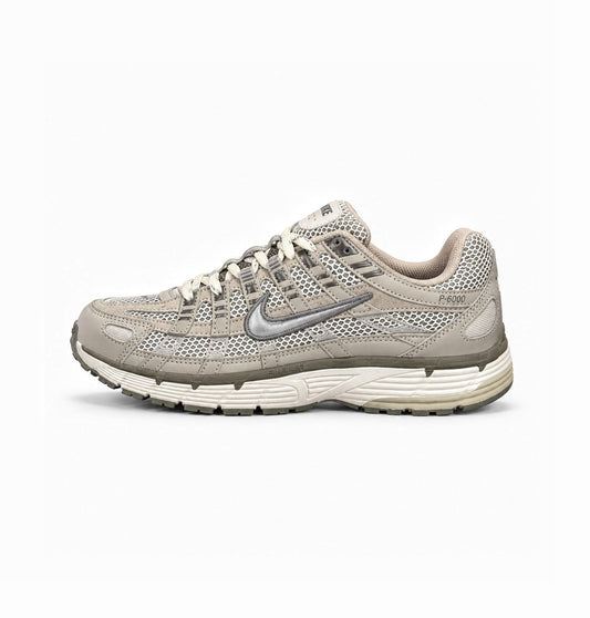 NIKE P 6000 TRAINER METALLIC GREY