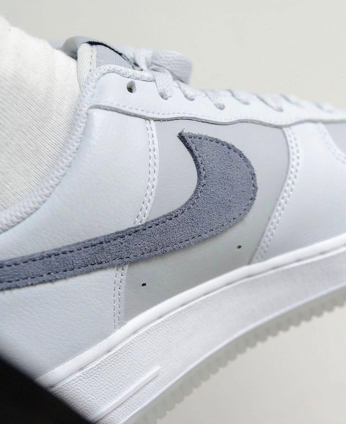 NIKE AIRFORCE 1 LOW LIGHT CARBON PURE PLATINUM