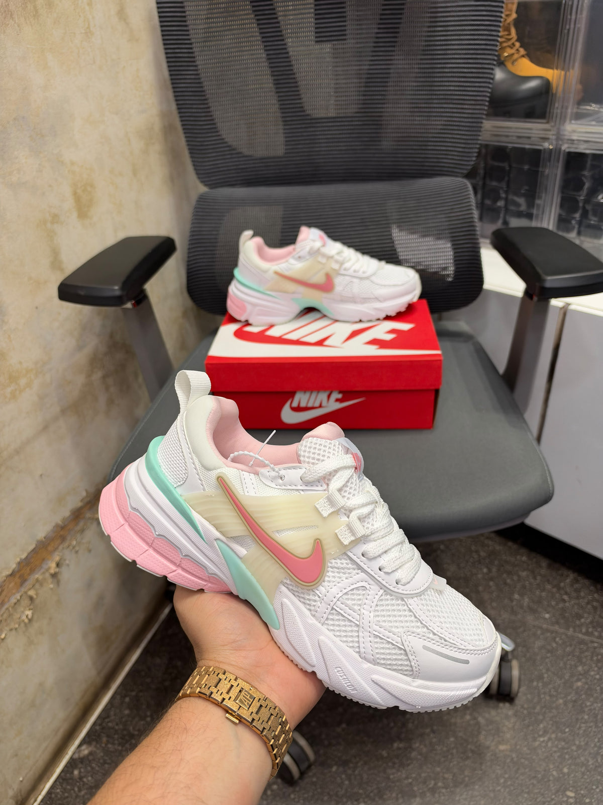 NIKE V2K RUN LEGEND PINK