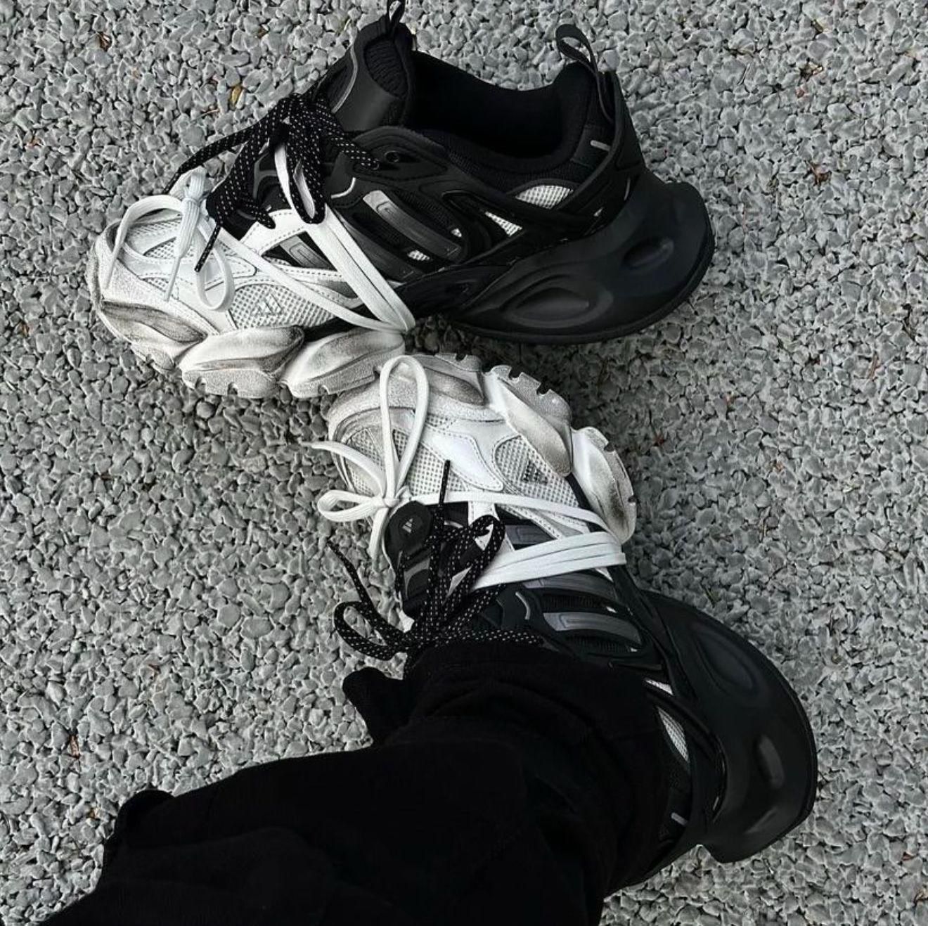 ADIDAS XLG RUNNER DELUXE IN WHITE BLACK