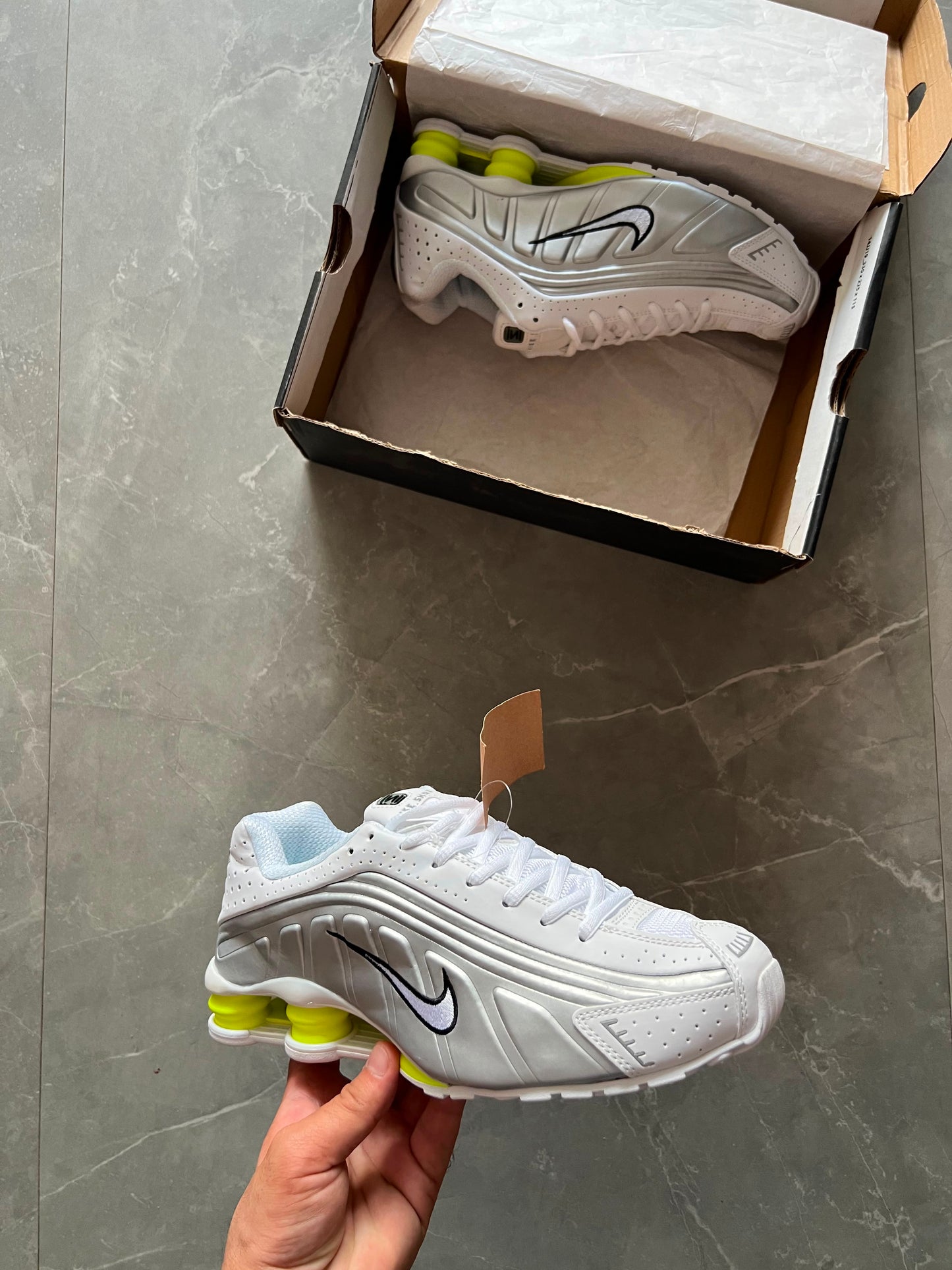NIKE SHOX R4
