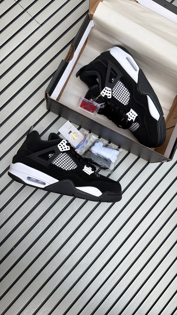 AIR JORDAN RETRO 4 BLACK